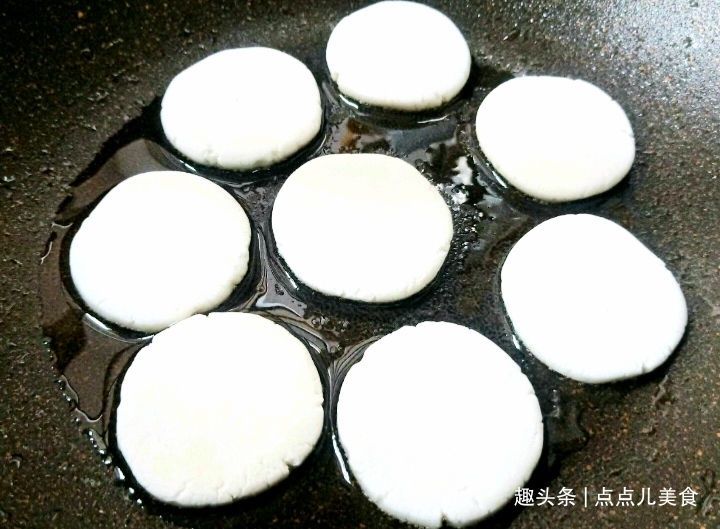 三勺红糖一碗糯米粉，教你做出软糯香甜的糯米糍，比粽子好吃