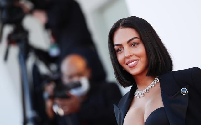 西装套装|C罗的女友身材太好了, 搭配外套都很妩媚, 能秀出自身女人味