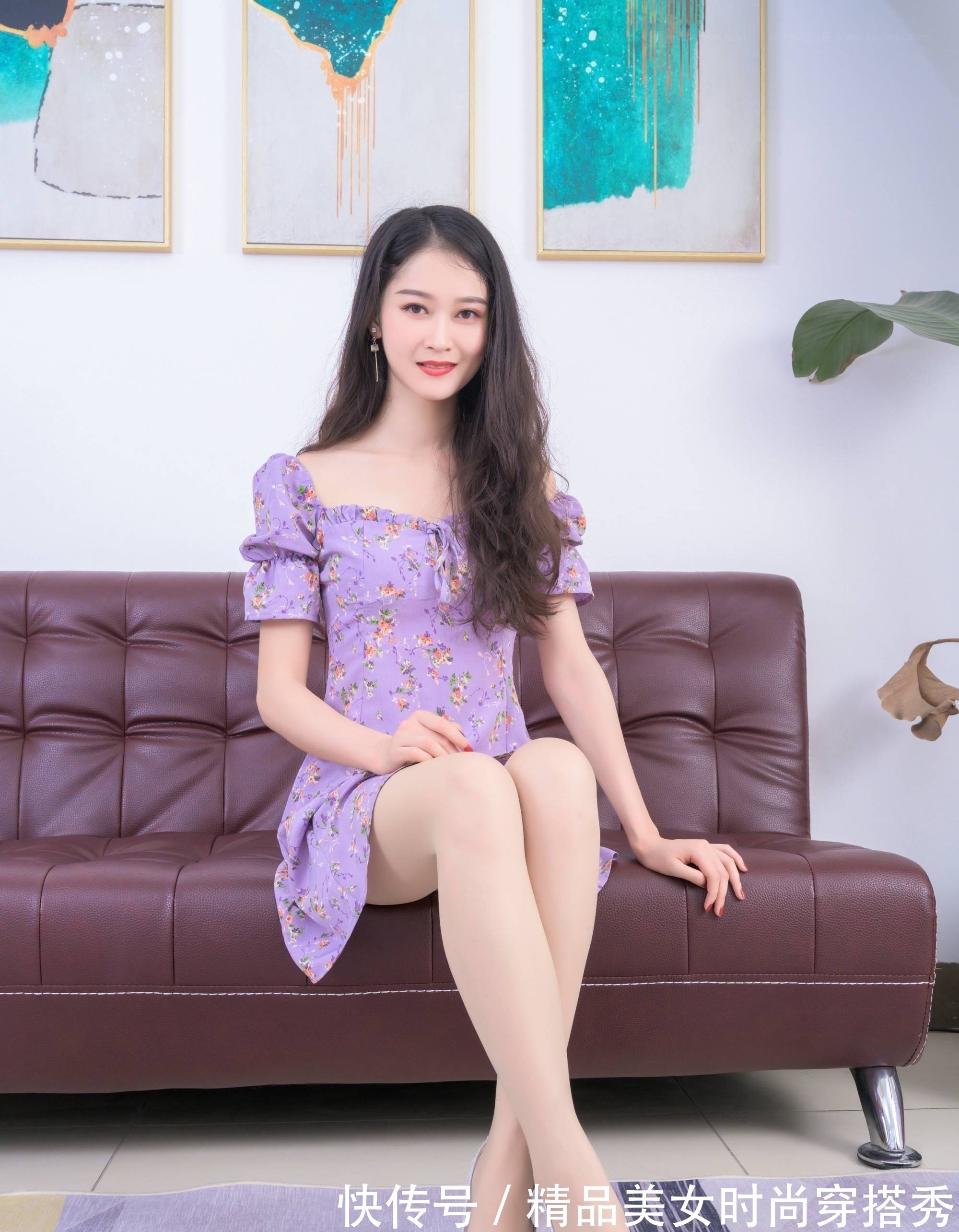 碎花连衣裙 紫色的碎花连衣裙,搭配一双高跟鞋,尽显优雅的女人味