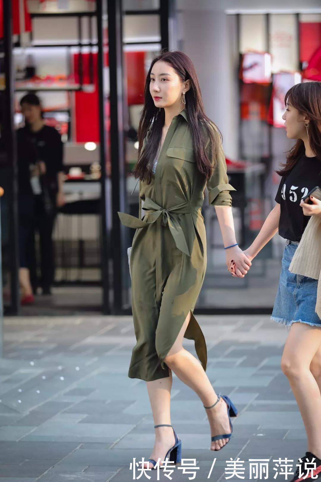 美女街拍：时尚与魅力并存，高颜值女神的夏季搭配参考