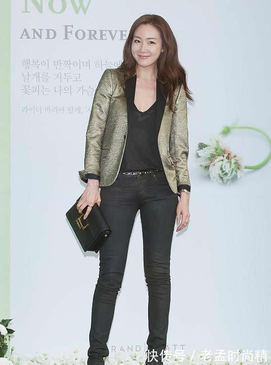明星|大衣搭配黑裤帅气时尚又减龄,44岁像25岁,女明星简直太低调