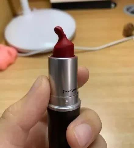 ehs|“女生的嘴长啥样?看看包里的口红被涂成什么奇形怪状了!”哈哈哈