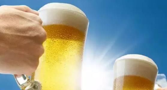 危害|滥喝啤酒的危害不可小觑夏天喝啤酒需要注意的事项
