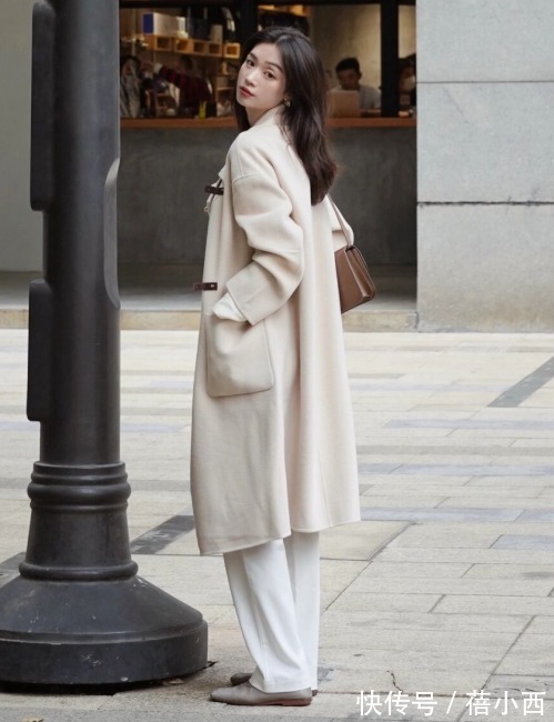 小白裤 “大衣+小白裤”=2022最火搭配,高级时髦有气质,关键是不烂大街
