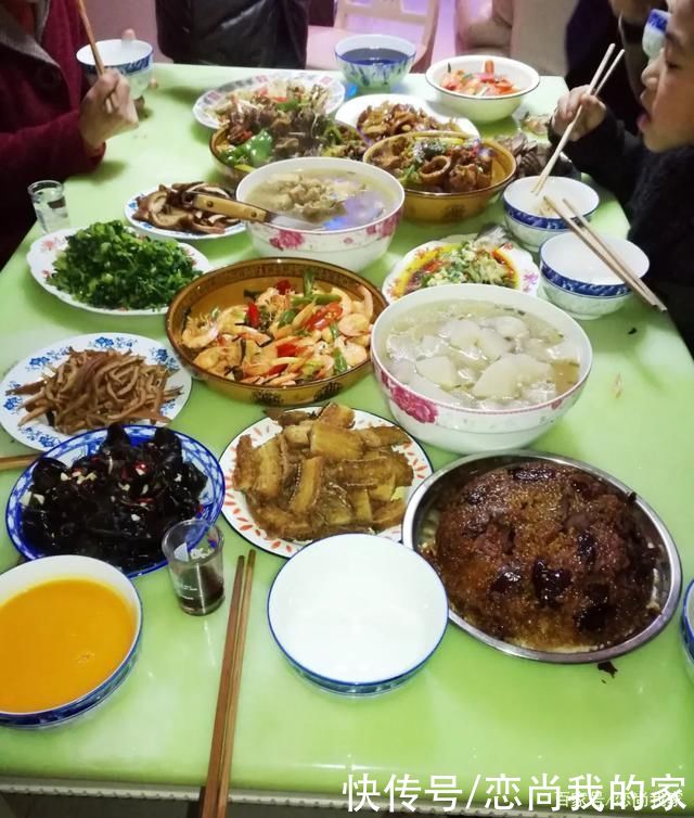 年夜饭准备好了吗，晒晒我们家以前的团圆饭，祝大家团团圆圆!