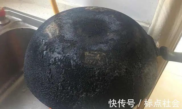锅底用久了上面黑乎乎的,教你一个简单小窍门,清洗完跟新的一样