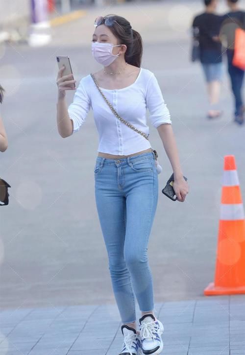 舒爽|白色长袖简单清新，和牛仔裤一起舒爽怡人，让人看了就十分温柔
