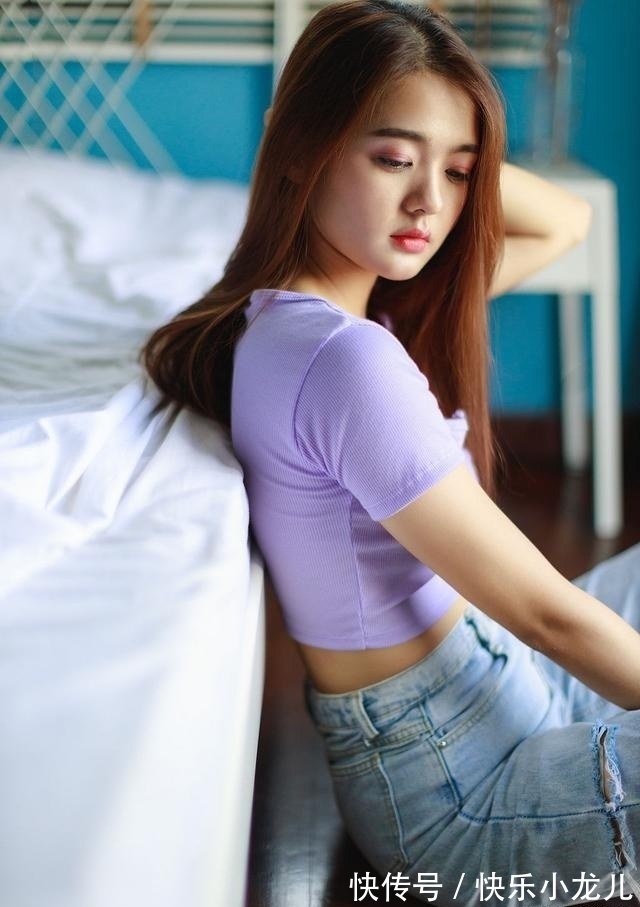 身材|省布料的小背心搭配宽松牛仔裤,秀出小姐姐的身材,也穿出了个性