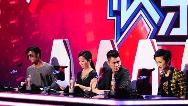 谢霆锋戴墨镜参加节目,陈坤一个耳机砸过去:装什么大牌,摘了!