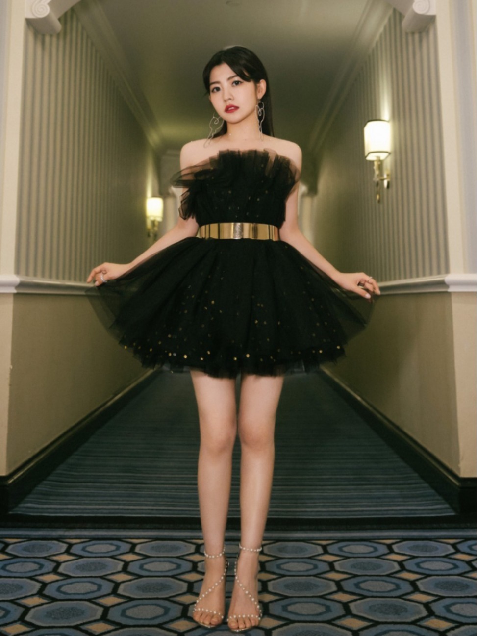 赖美云的“黑天鹅”造型超惊艳!抹胸纱裙大秀好身材,直角肩绝了