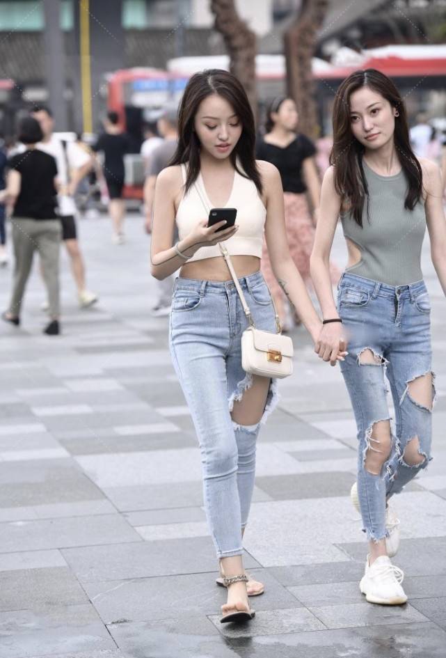 白色上衣 闺蜜俩逛街走乞丐风引人注目,白色上衣的“炫腹”搭配休闲又时尚