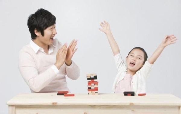 超级奶爸|地铁上佛系奶爸带娃照片火了,笑翻一片网友:爸爸带娃,活着就好