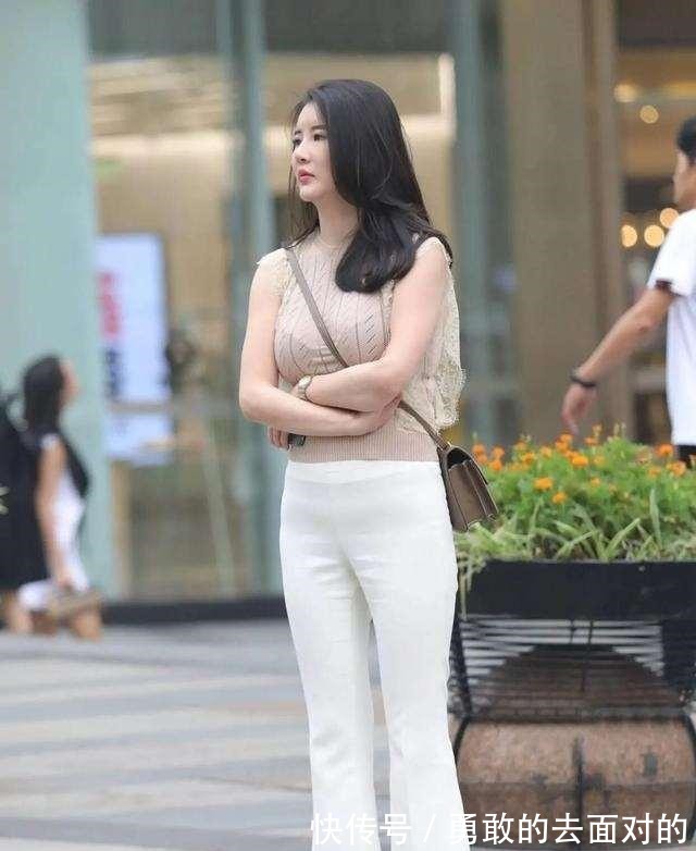 美丽 简约易搭的打底裤增添时尚色彩，秀出美丽长腿，凸显气质！