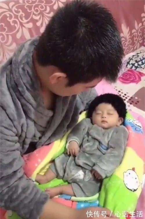 醋味|男子去哄宝宝睡觉,睡着了也不舍得放下,妈妈在一旁醋味好大啊