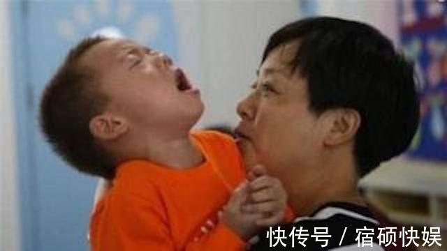 男孩|男孩8岁还戒不掉母乳,妈妈无奈带去医院,医生直摇头治不了