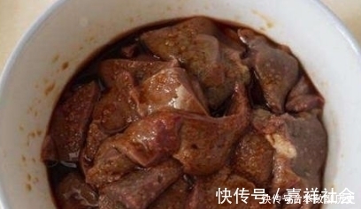 炒猪肝时，直接下锅是大错，多加一步，猪肝鲜嫩无腥味，特别香！
