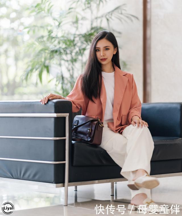 今秋薄外套里穿什么这件内搭洋气炸了!