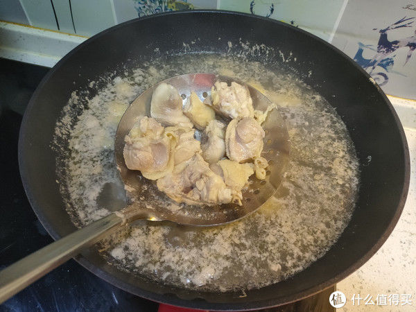 尖椒块|炒鸡肉时，先焯水还是直接炒？不少人搞错了，难怪鸡肉不嫩还发柴
