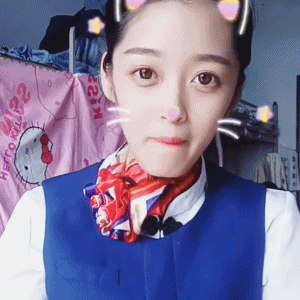 糖葫芦|小姐姐是梦见吃糖葫芦了吗?网友:口红都快给你吃完啦!