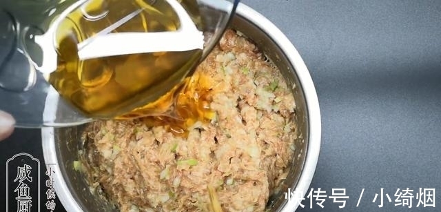 大锅|馄饨皮换个吃法，金黄酥脆，鲜美入味，小伙自己吃两大锅