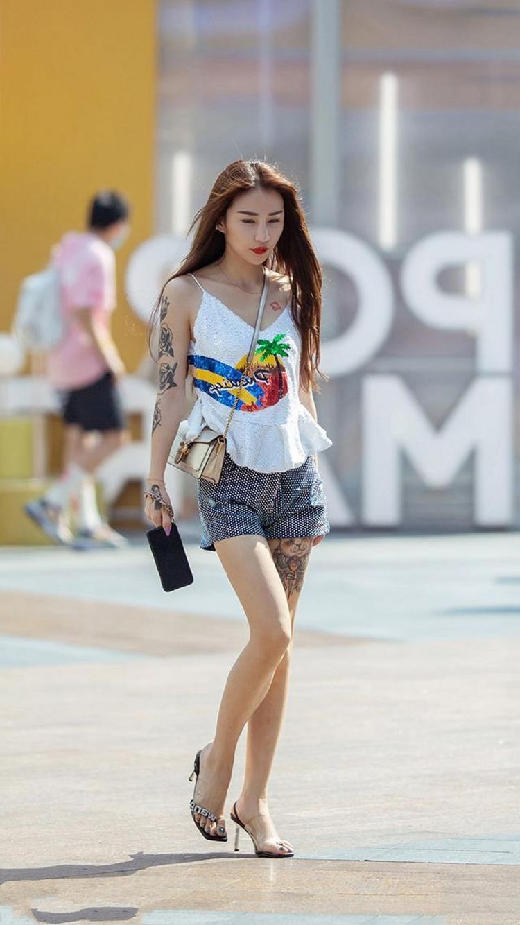 美女|路人街拍，美女脸上化了淡淡的妆，看起来清爽又舒适