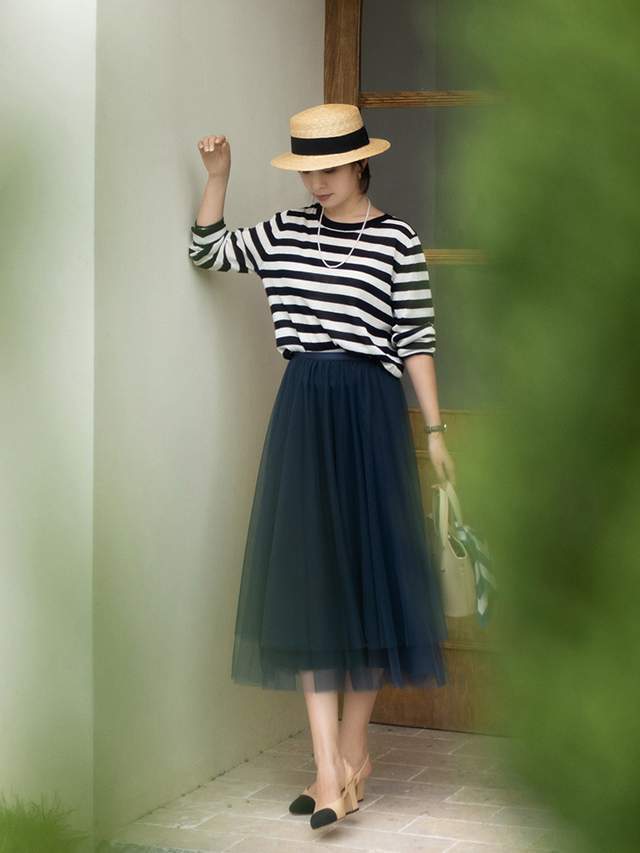 穿搭|35岁的女人怎么穿才优雅？条纹针织衫配A字网纱半身裙，高级洋气