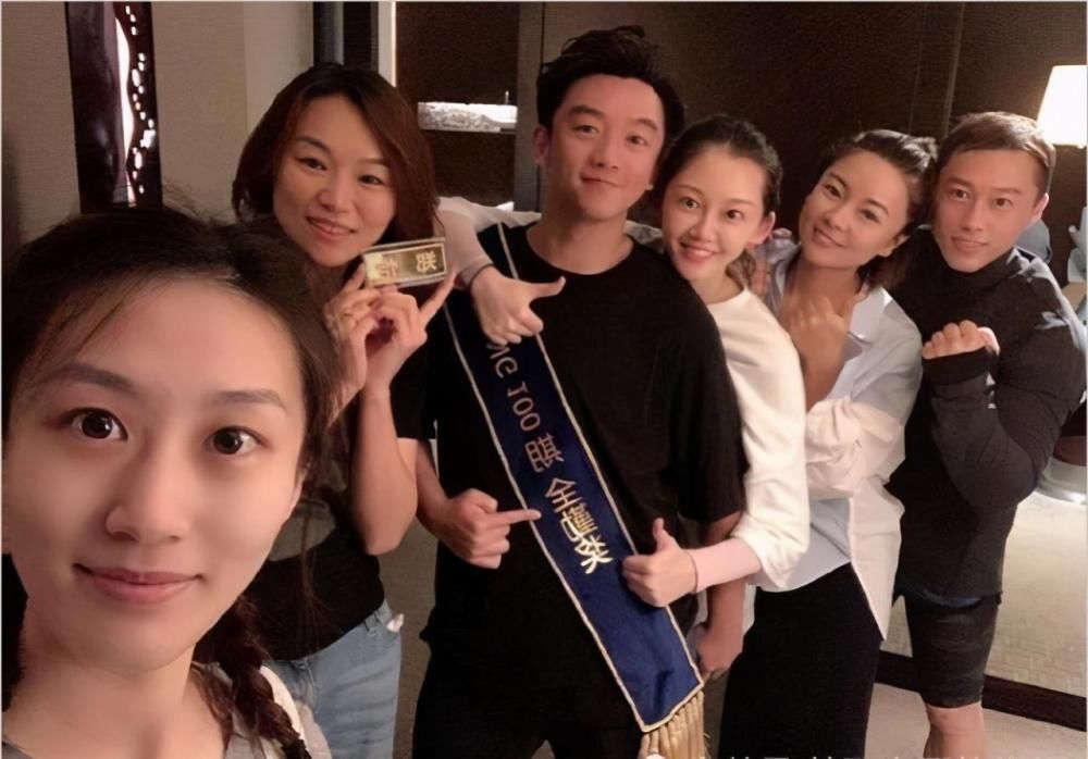郑恺深夜与友人聚餐，拒绝美女搭车，婚后化身女性绝缘体