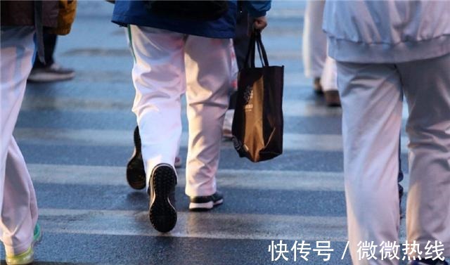 平价 校园“攀比风”盛行，身穿统一平价校服，却踩着天价名牌球鞋！