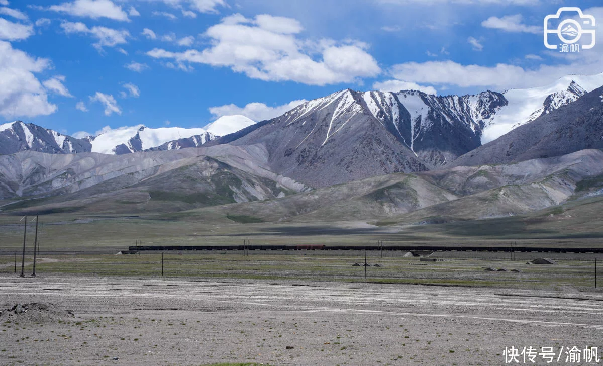 天下风物——《昆仑山北段最高峰的绝佳观景处，雪峰连绵美如画卷，免费对外开放》风光题照