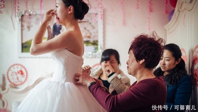 坐完月子要上班，想让姥姥看娃，爸爸坚持让奶奶带，该让谁看？