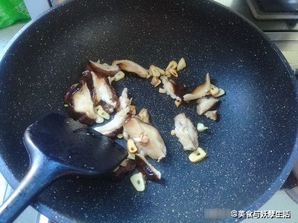 这菜，含铁量是猪肝的2倍，是核桃的3倍，看完后我默默收藏了！