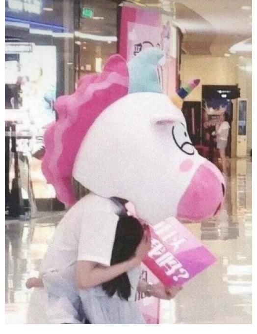 腸子|王一博早年活動(dòng)無(wú)人識(shí)，現(xiàn)在粉絲看到牌子上的6個(gè)字，腸子都悔青