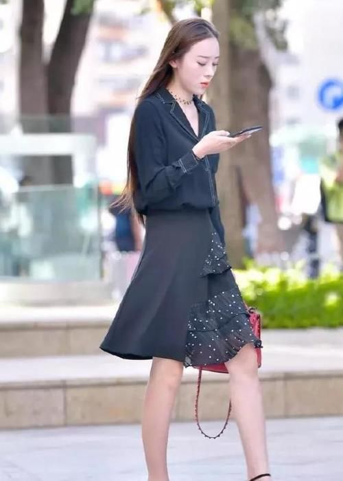 小蛮腰|小姐姐柔美的休闲装，搭配黑色风衣，尽显青春活力的美感