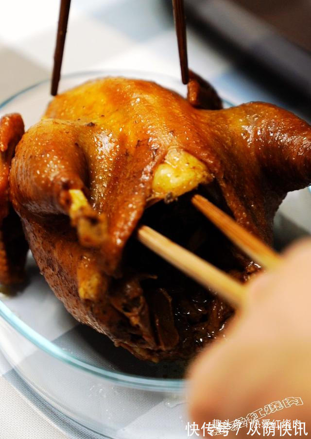 嘴馋想吃肉了,买只鸡丢进电饭煲,没想到色泽诱人香味扑鼻真好吃