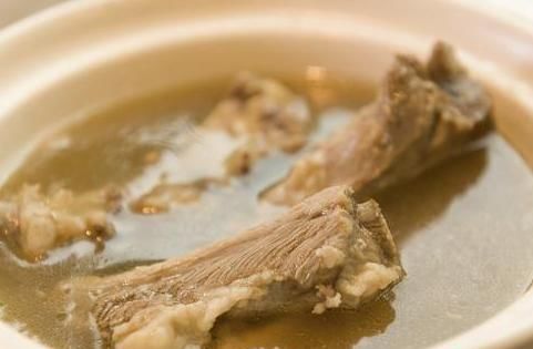 炖排骨时，先焯水就错了，多加这2步，排骨又香又嫩，不柴也不腥