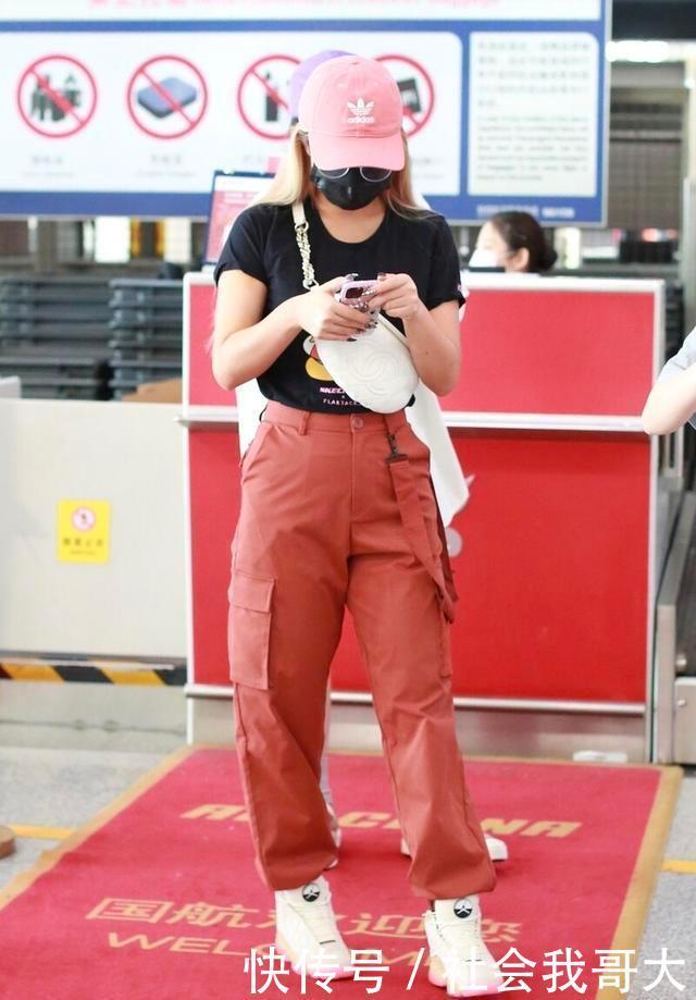 吸引力|王菊把工装裤穿出时尚感,砖红色精致大方不显老,配件T恤都好看