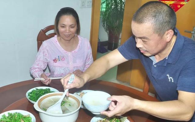 孩子|男孩陪46岁妈妈生产,医生夸赞孝顺,妈妈他是孩子的爸爸