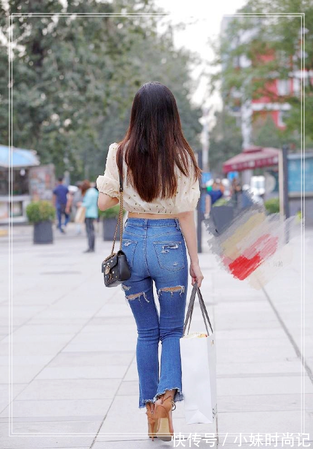 街拍 时尚街拍:靓丽的白领,身穿碎花衣+牛仔裤,端庄又淑女
