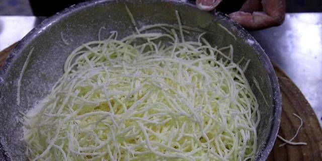 软硬兼施|蒸土豆丝的做法,学习这个方法,使土豆根软硬兼施