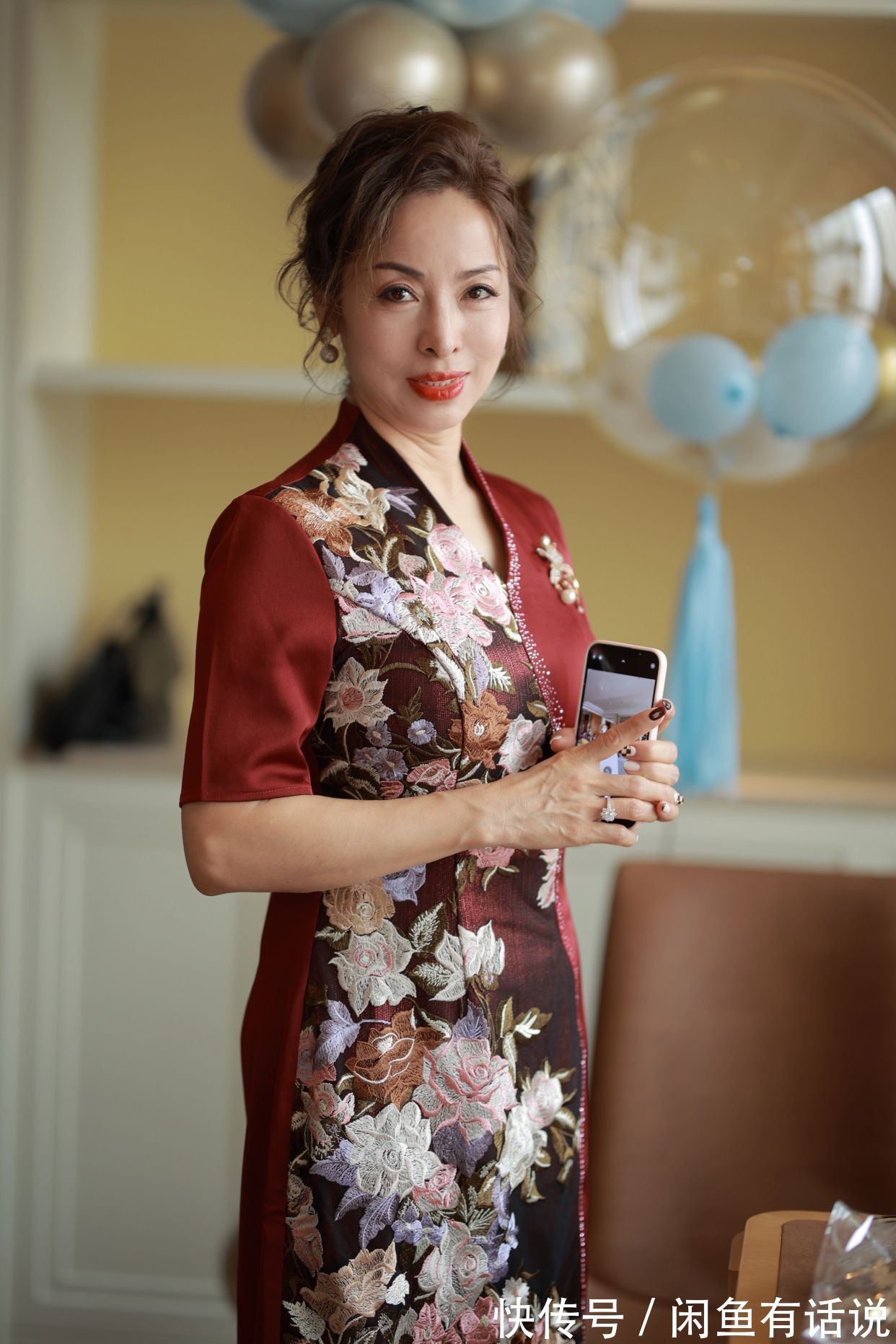 面料 “最美婆婆”婚礼上走红,穿紧身旗袍气质惊艳,新娘看了都有压力