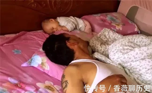 爸爸|爸爸和宝宝睡觉，醒来后宝宝却不见了，接下里一幕让妈妈哭笑不得