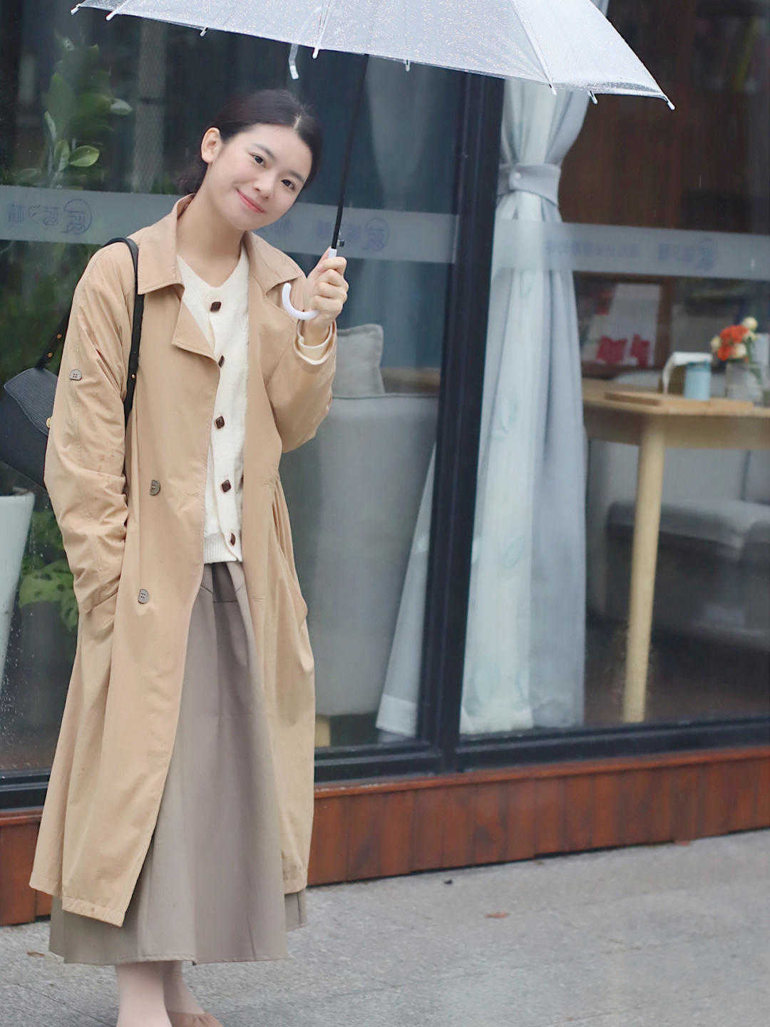 针织衫|入秋以后怎么穿?衬衫搭配白色百褶裙简约时髦,干练又不失优雅