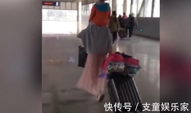 妈咪|妈妈带孩子出远门,展现出带娃神技能,网友称当妈后又“进化”
