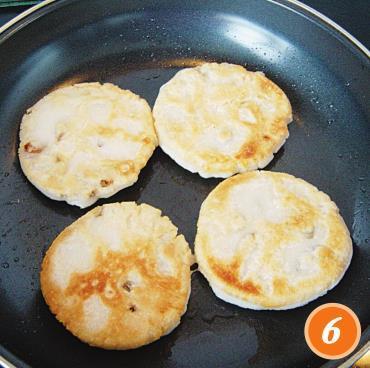 用料少,步骤简单,这样做的糯米饼,柔软香甜,放凉了也不会硬