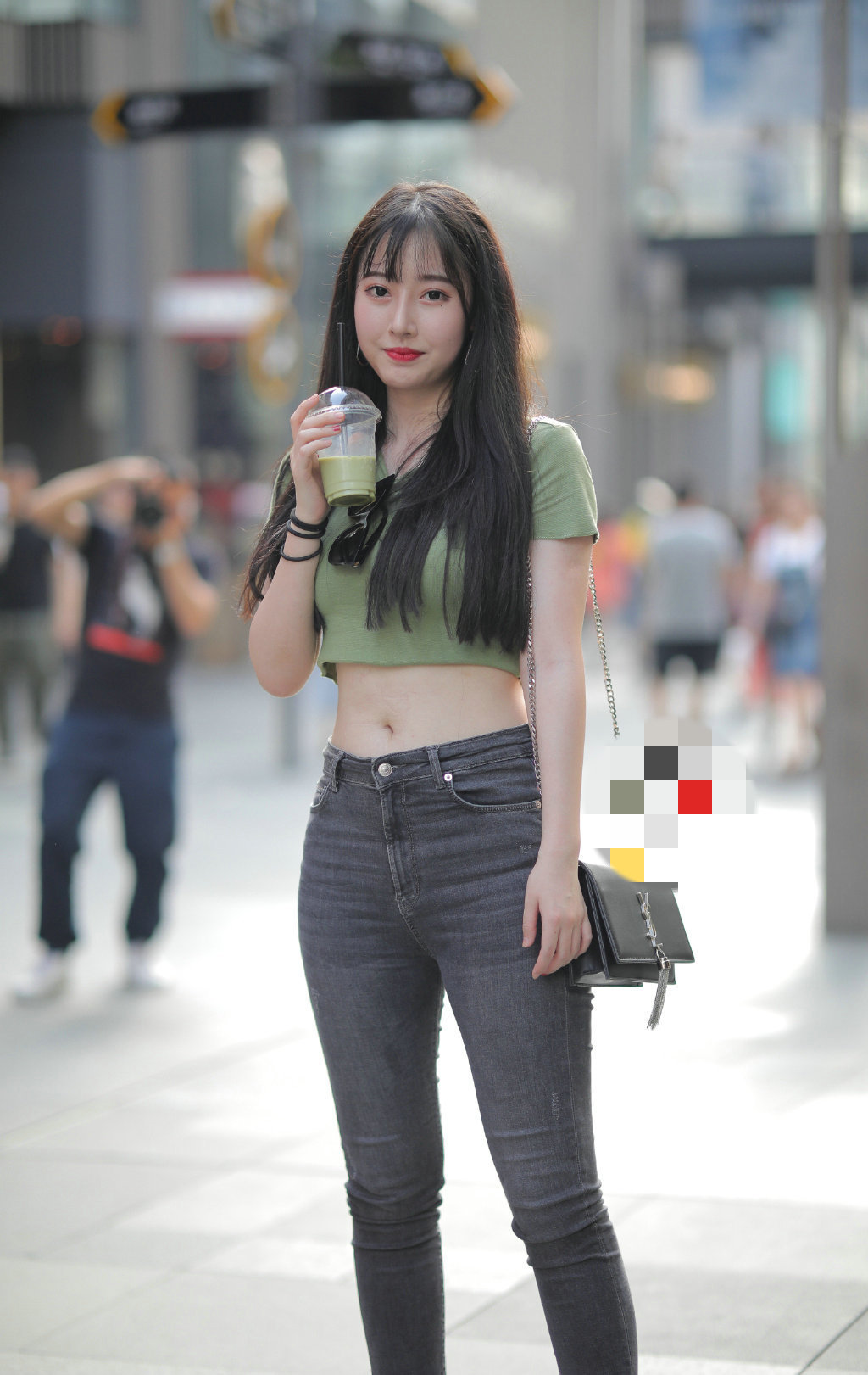 透露|牛仔裤小姐姐,酷帅中又透露出性感迷人的气息