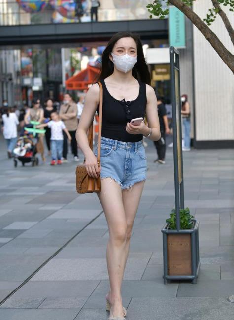 衣品|衣品不够好?穿牛仔短裤就行了,搭配黑色背心利落又靓丽