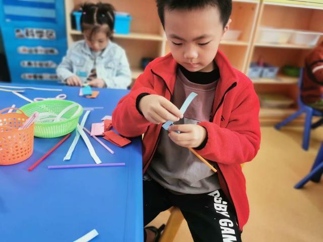 今日头条|奶奶帮孙女写暑假作业:孤军奋战的妈妈,最怕没有底线的老人