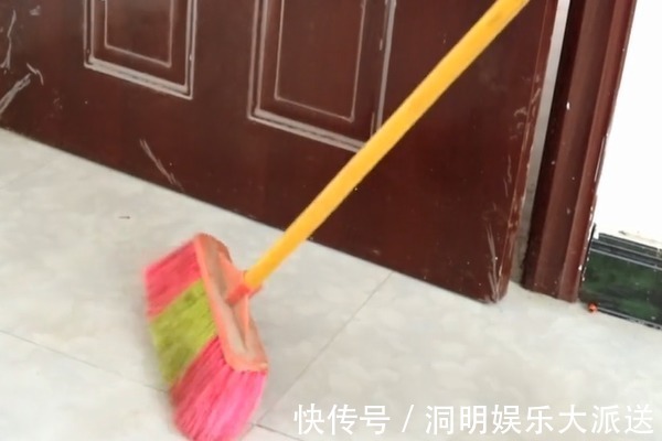 家里用扫帚扫地的要留意,我也是刚刚知道的,抓紧时间提醒家人!