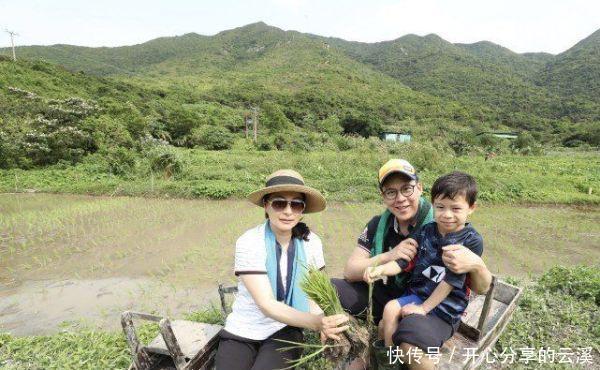 食材|霍启刚晒最新动态,一家七口吃火锅,食材简朴符合低调风格