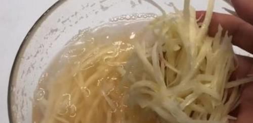 泡过土豆丝的水,别着急倒掉!拿来浇花,一年能省不少钱